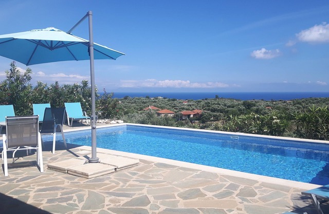 villa, wifi, private pool, tropical garden, sea and mountain views, peace & privacy