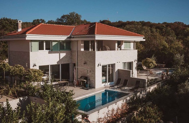 Villa with a beautiful view of the sea and with a heated pool.