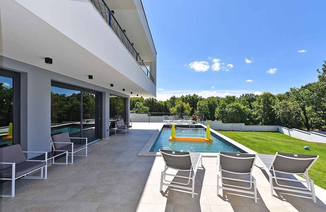 Villa with air conditioning and pool