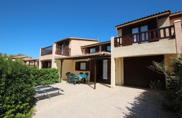 Villa with airco, 5 people, secured residence with pools, at only 400m from the beach of.