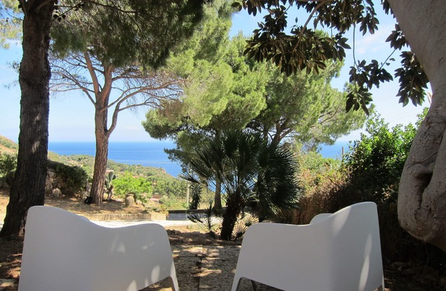 Villa, with an amazing view on the sea,hot tub, close to the Reserve of Zingaro