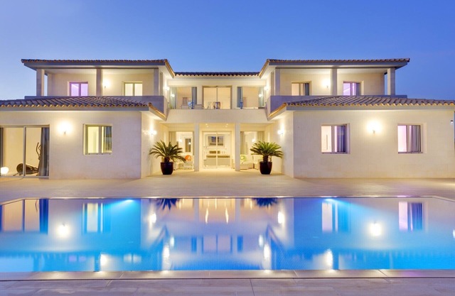 Villa with detached house, air conditioning, wifi, garden, private swimming pool