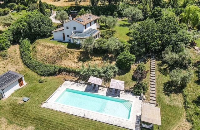 Villa with fenced garden, private pool, air conditioning near Orvieto and Rome.