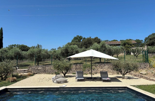Villa with large garden and pool in the heart of a historic Luberon village!