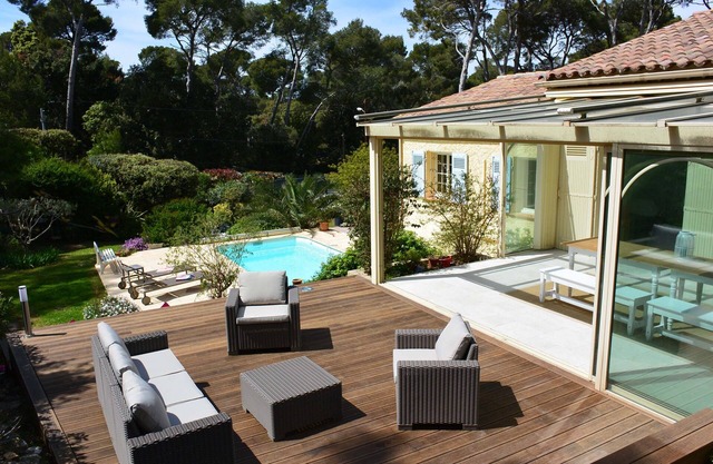 Villa with pool in the heart of Le Brusc in a wooded area, the sea on foot