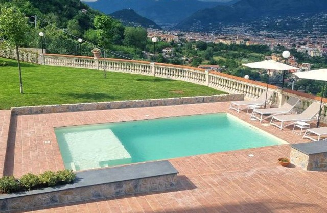 Villa with garden and pool, with breathtaking views. Private parking.