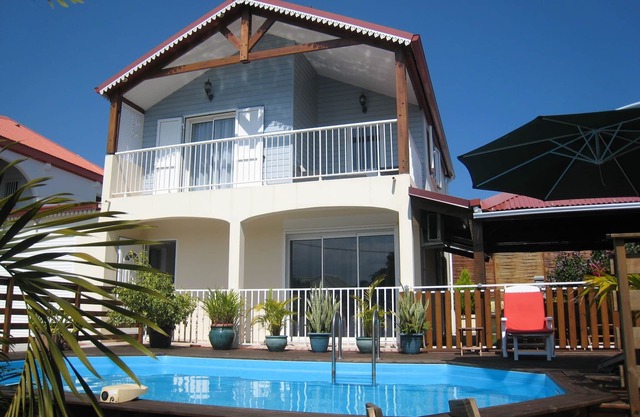 VILLA WITH HEATED POOL IN EXCELLENT LOCATION