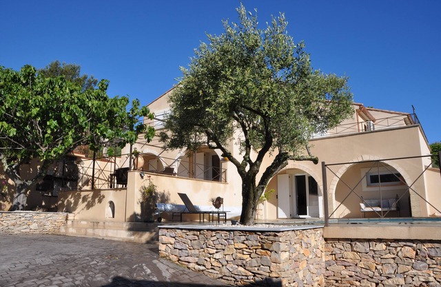 Villa with heated pool and spa in the quiet garrigue of Nîmes