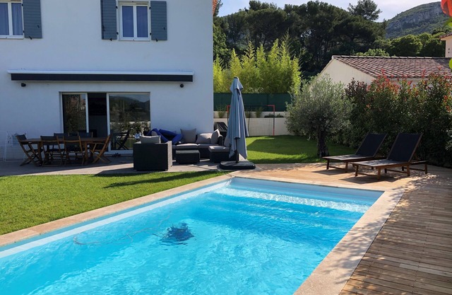 Villa with heated pool between Aix en Provence and Cassis in a Provencal village