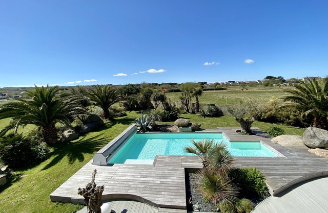 Villa with heated pool from May to mid-October 700 meters from the beach