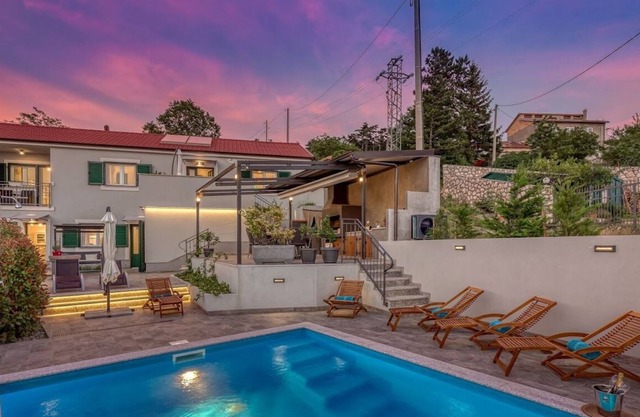 Villa with heated pool, 9 people, sea view