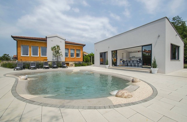 Villa with hydromasagge pool. Children welcome.
