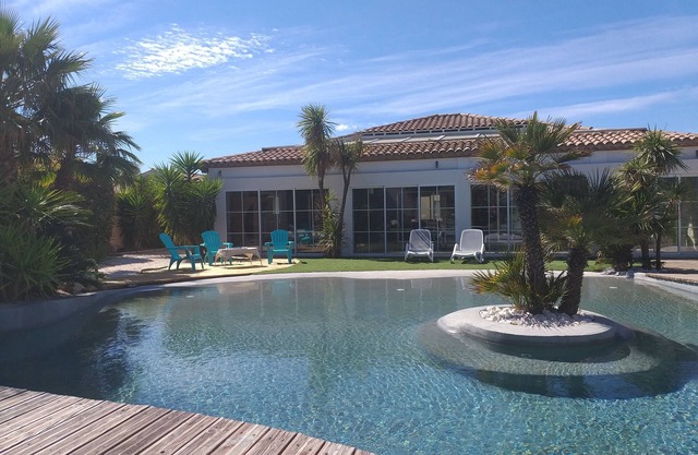 Villa with indoor pool, Californian Basin, Jacuzzi, Sauna