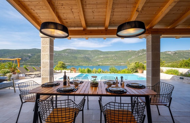 Villa with infinity pool and beautiful garden