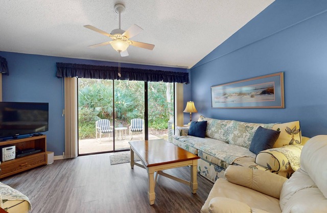 Villa with Patio & Shared Pools, Sauna, Tennis & Gym - One Block to Beach, Dogs OK