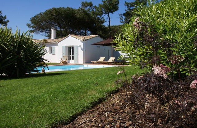 Villa with pool and large garden, close to the sea, sleeps 10