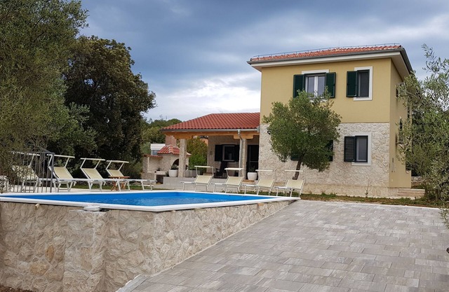 Villa with pool by the sea, 5 bedroom