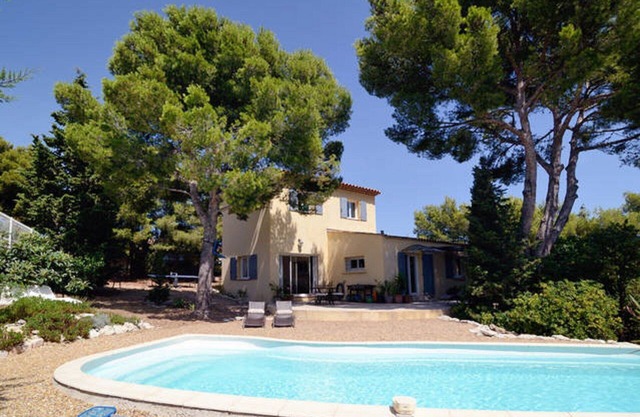 Villa with pool 1mn walk from the sea for 8 people