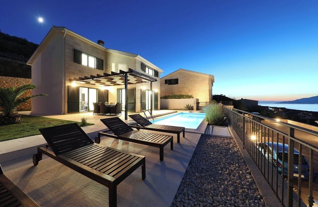 Villa with pool, 200 meters from the beach, sea view