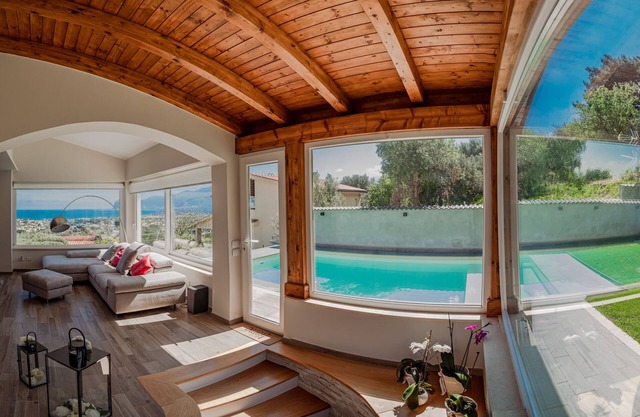 Villa with pool, 3 km's away from the sea, stunning 180° view on the sea
