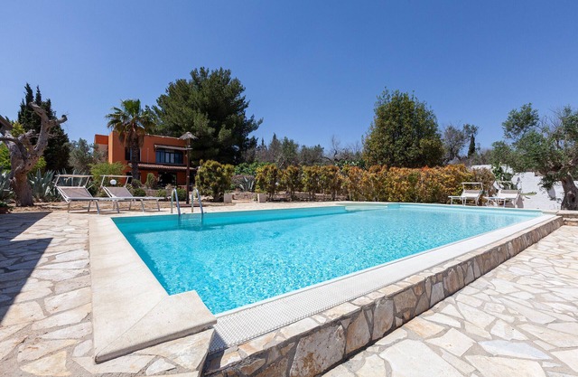 Villa with pool, 5 bedrooms, 3 bathrooms, charging station for electric cars, m565