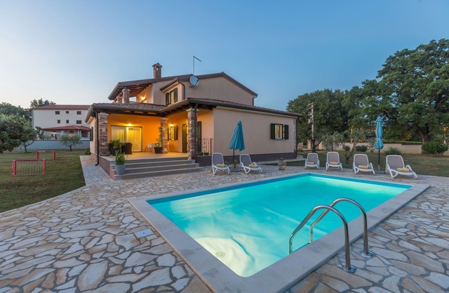 Villa with pool, 6 persons, large garden with barbecue. Dogs are welcome!