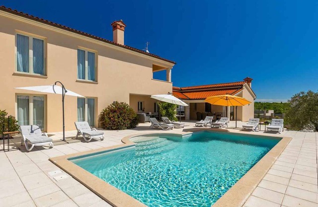 Villa with pool, air conditioning, fitness and parking