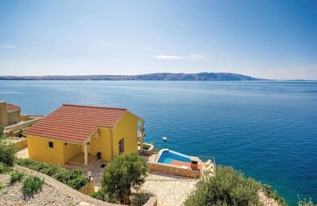 Villa with pool and private waterfront