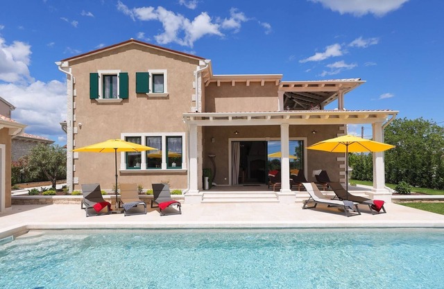 Villa with pool and sauna for up to 8 people in Central Istria