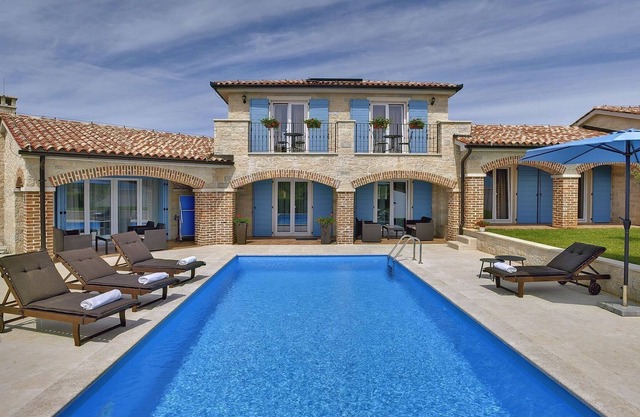 Villa with pool for up to 10 people close to the beach located in Medulin