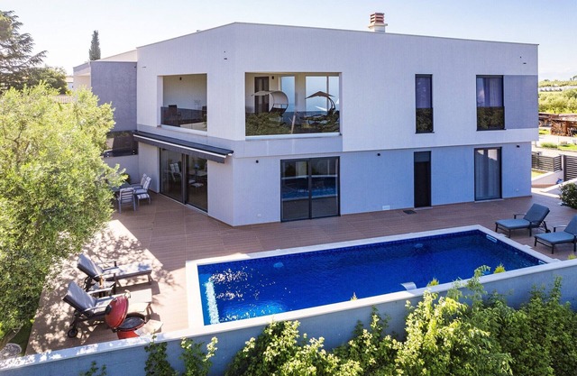 Villa with Pool, Game Room, Garden