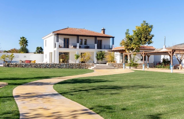 Villa with pool, garden and 6 bathrooms