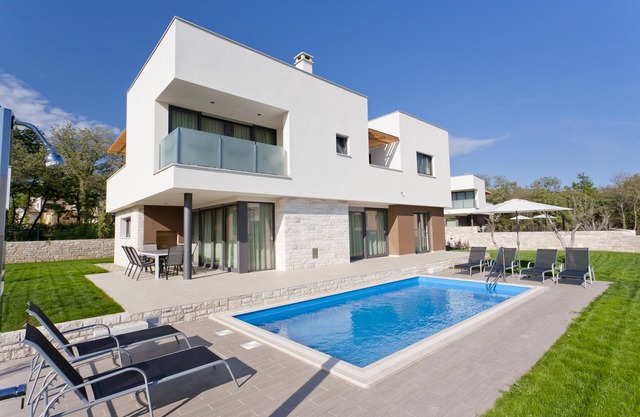 Villa with pool, in a quiet area, only 400 m from the beach