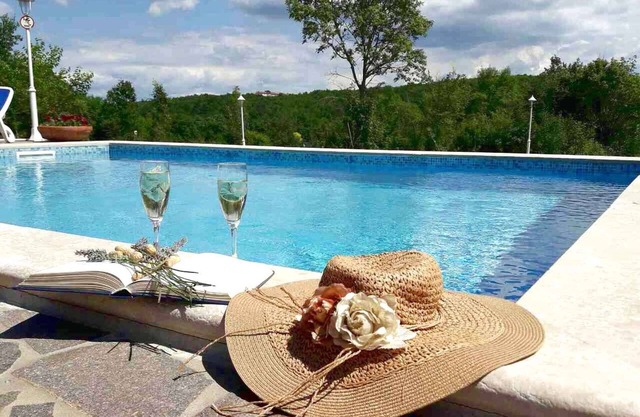 Villa with pool in quiet location