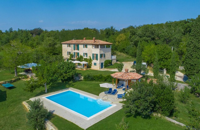 Villa With Pool in stunning country, only 20 Mins to the Sea, free wi fi