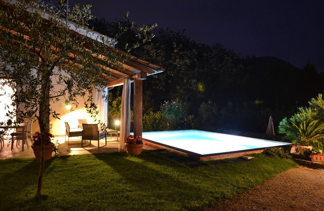 Villa with pool in the green