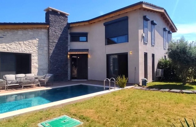 VILLA WITH POOL IN URLA, CLOSE TO THE SEA AND CITY CENTER