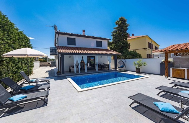 Villa with Pool, Jacuzzi, Table Tennis
