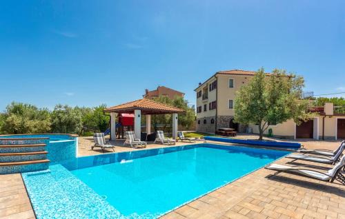 Villa With Pool, Jacuzzi, Sauna, Fitness, Playground & Wine Cellar