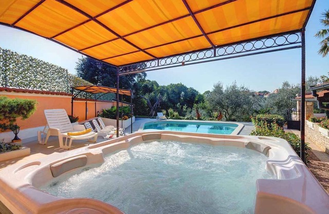 Villa with pool, jacuzzi and playing field