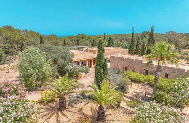 Villa with pool, large garden and several porches