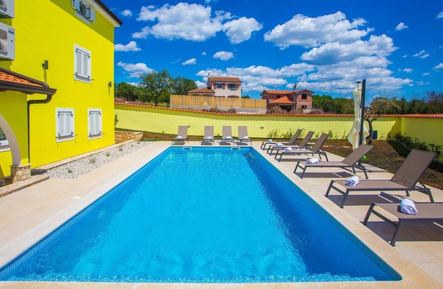 Villa with pool, summer kitchen and fenced yard for 17 persons near Porec
