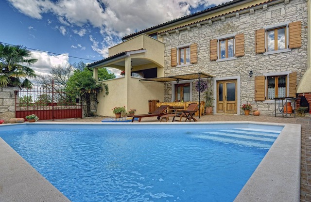 Villa with private heated pool, air conditioning, WiFi