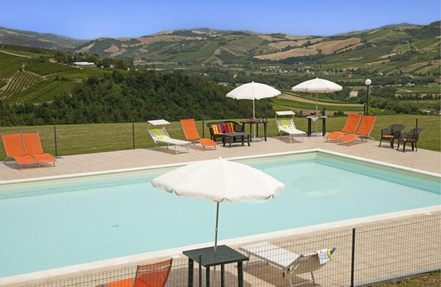 Villa with private pool between the beaches of the Adriatic Sea and the Sibillini National Park