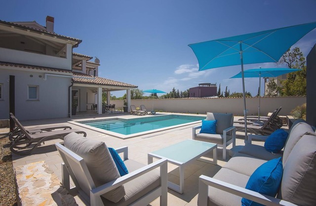 Villa with private pool, own crossfit gym, billiards