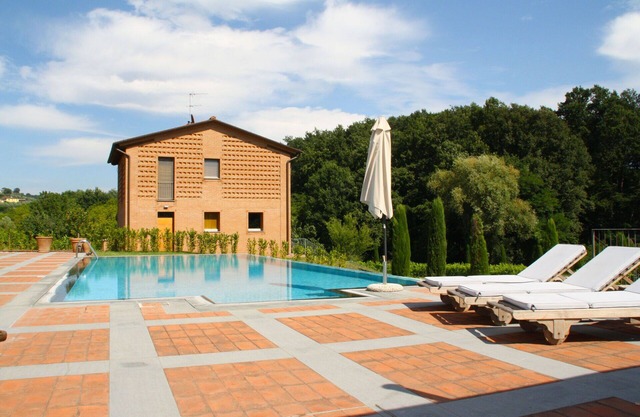 Villa with private pool, WIFI, TV, patio, pets allowed, panoramic view, parking, close to Lucca