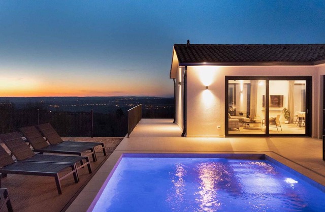 Villa with private pool, sauna and gym