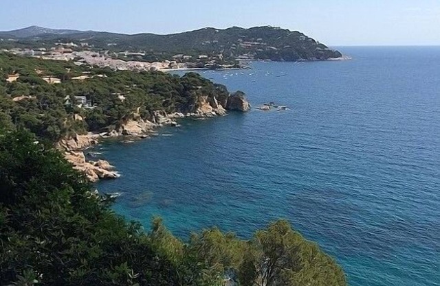 Villa With Private Pool Set In Private Grounds