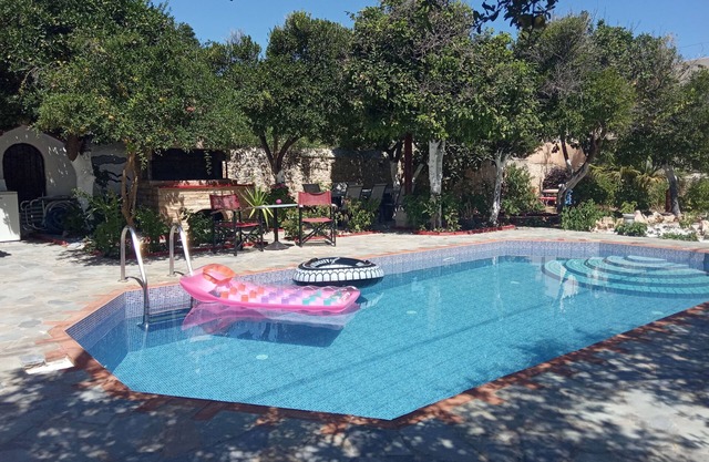 VILLA WITH PRIVE POOLGARDEN AREA, bbq , wi-fi, near sea , town, local tavern