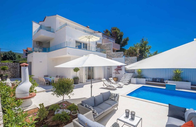 Villa with sea view and pool